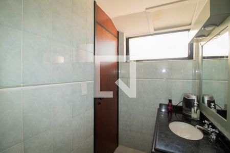 Casa à venda com 423m², 4 quartos e 8 vagasBanheiro da Suíte 2