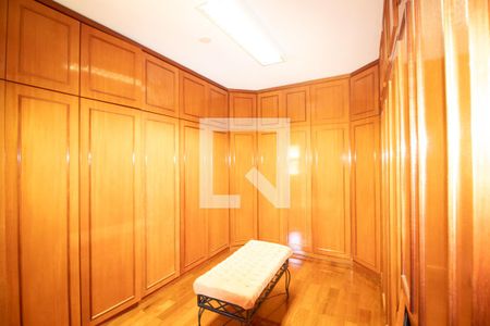 Casa à venda com 423m², 4 quartos e 8 vagasCloset da suíte 3