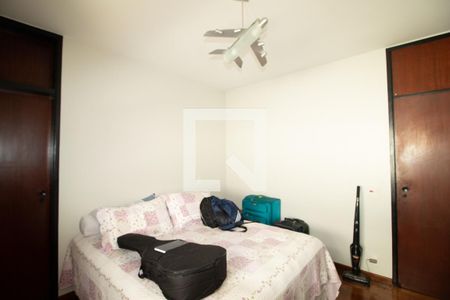 Casa à venda com 423m², 4 quartos e 8 vagasQuarto 2