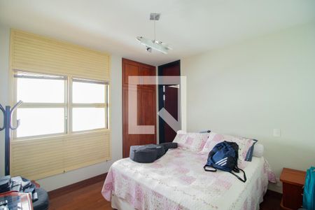 Casa à venda com 423m², 4 quartos e 8 vagasQuarto 2