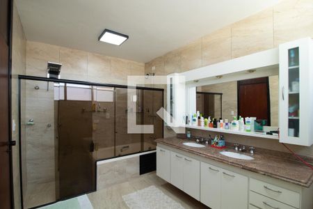 Casa à venda com 423m², 4 quartos e 8 vagasBanheiro da Suíte 1