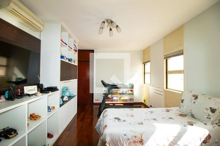 Casa à venda com 423m², 4 quartos e 8 vagasQuarto 1