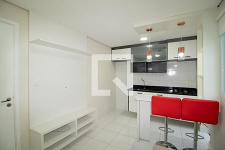 Sala e cozinha  de kitnet/studio para alugar com 1 quarto, 32m² em Vila Leonor, São Paulo