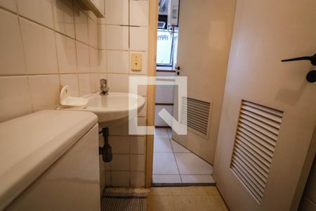 Apartamento à venda com 220m², 3 quartos e 3 vagasBanheiro de Serviço 2