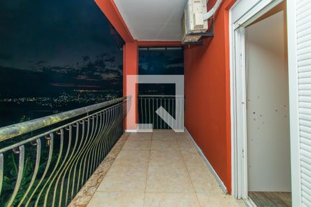 Casa à venda com 480m², 3 quartos e 3 vagas Casa à venda com 480m², 3 quartos e 3 vagasVarando da Suíte 2