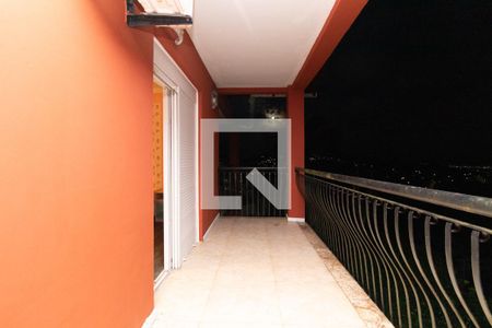 Casa à venda com 480m², 3 quartos e 3 vagas Casa à venda com 480m², 3 quartos e 3 vagasVarando da Suíte 2