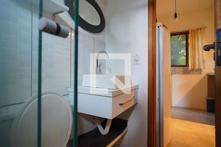 Banheiro de kitnet/studio para alugar com 1 quarto, 28m² em Lagoa da Conceição, Florianópolis