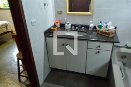 Casa de condomínio à venda com 360m², 3 quartos e 3 vagas Casa de condomínio à venda com 360m², 3 quartos e 3 vagasBanheiro da Suíte