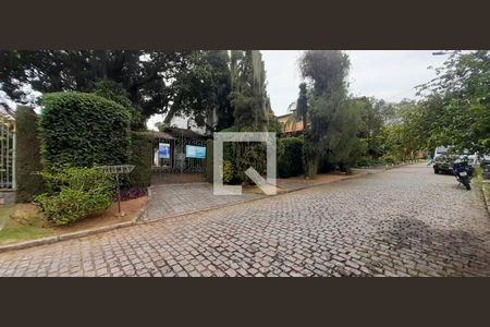 Casa de condomínio à venda com 360m², 3 quartos e 3 vagas Casa de condomínio à venda com 360m², 3 quartos e 3 vagasFachada