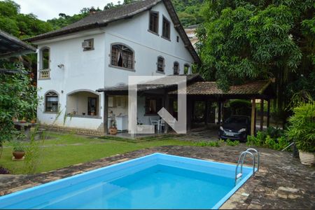 Casa de condomínio à venda com 360m², 3 quartos e 3 vagas Casa de condomínio à venda com 360m², 3 quartos e 3 vagasFachada