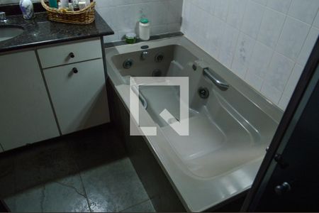 Casa de condomínio à venda com 360m², 3 quartos e 3 vagas Casa de condomínio à venda com 360m², 3 quartos e 3 vagasBanheiro da Suíte