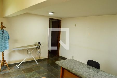 Casa de condomínio à venda com 360m², 3 quartos e 3 vagas Casa de condomínio à venda com 360m², 3 quartos e 3 vagasSala - Edícula
