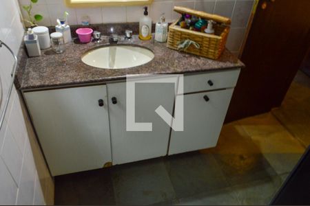 Casa de condomínio à venda com 360m², 3 quartos e 3 vagas Casa de condomínio à venda com 360m², 3 quartos e 3 vagasBanheiro