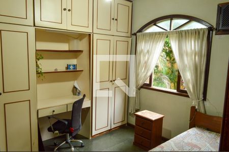 Casa de condomínio à venda com 360m², 3 quartos e 3 vagas Casa de condomínio à venda com 360m², 3 quartos e 3 vagasQuarto 1