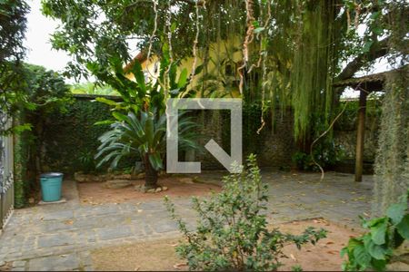 Casa de condomínio à venda com 360m², 3 quartos e 3 vagas Casa de condomínio à venda com 360m², 3 quartos e 3 vagasJardim