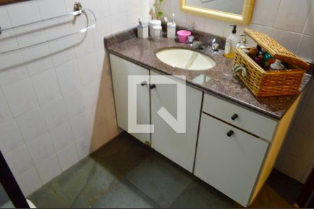 Casa de condomínio à venda com 360m², 3 quartos e 3 vagas Casa de condomínio à venda com 360m², 3 quartos e 3 vagasBanheiro