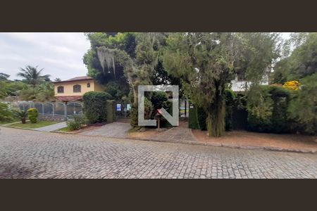 Casa de condomínio à venda com 360m², 3 quartos e 3 vagas Casa de condomínio à venda com 360m², 3 quartos e 3 vagasFachada