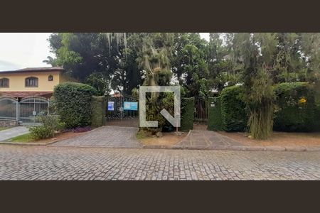 Casa de condomínio à venda com 360m², 3 quartos e 3 vagas Casa de condomínio à venda com 360m², 3 quartos e 3 vagasFachada