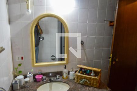 Casa de condomínio à venda com 360m², 3 quartos e 3 vagas Casa de condomínio à venda com 360m², 3 quartos e 3 vagasBanheiro