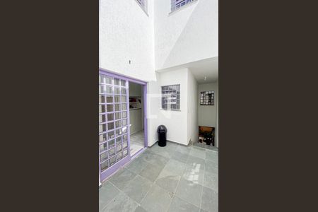 Casa à venda com 246m², 3 quartos e 4 vagasCorredor - Quintal