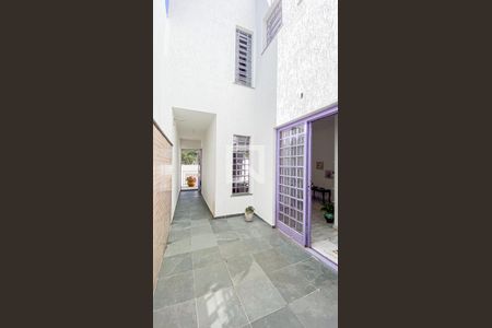 Casa à venda com 246m², 3 quartos e 4 vagasCorredor - Quintal