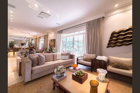 Casa à venda com 5 quartos, 584m² em Vila Madalena, São Paulo