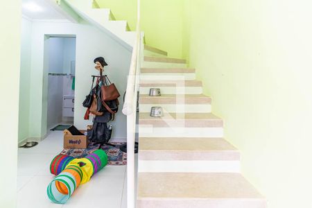 Casa à venda com 150m², 3 quartos e 1 vaga Casa à venda com 150m², 3 quartos e 1 vagaEscada