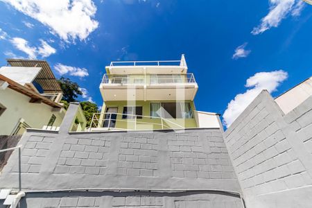 Casa à venda com 150m², 3 quartos e 1 vaga Casa à venda com 150m², 3 quartos e 1 vagaFachada