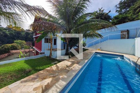 Casa à venda com 300m², 3 quartos e 4 vagas Casa à venda com 300m², 3 quartos e 4 vagasPiscina