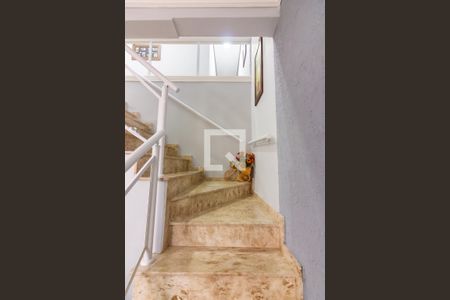 Casa à venda com 280m², 4 quartos e 6 vagasEscada