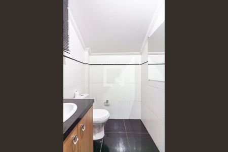 Casa à venda com 280m², 4 quartos e 6 vagasBanheiro de Serviço