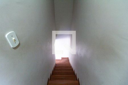 Casa de condomínio à venda com 70m², 2 quartos e 2 vagas Casa de condomínio à venda com 70m², 2 quartos e 2 vagasEscada