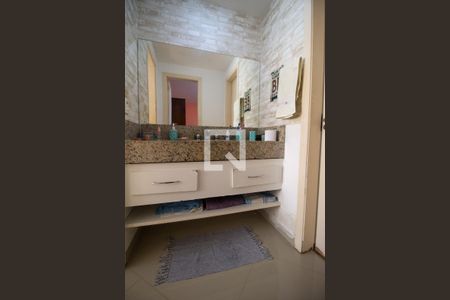 Casa de condomínio para alugar com 250m², 4 quartos e 2 vagas Casa de condomínio para alugar com 250m², 4 quartos e 2 vagasBanheiro da Suíte 1 e 2