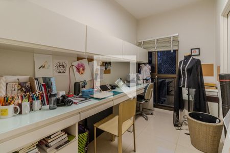 Apartamento à venda com 213m², 3 quartos e 3 vagasEscritório