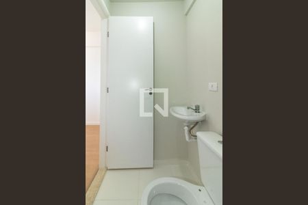 Banheiro de serviço de apartamento para alugar com 4 quartos, 125m² em Jardim Santa Bárbara, Embu das Artes