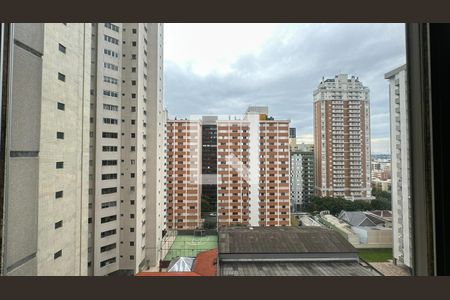 Sala vista de apartamento para alugar com 1 quarto, 32m² em Batel, Curitiba