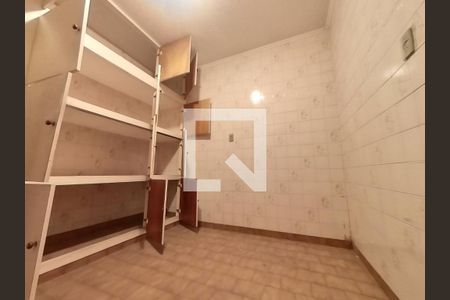 Casa à venda com 200m², 3 quartos e 1 vaga Casa à venda com 200m², 3 quartos e 1 vagaQuarto dos Fundos 2