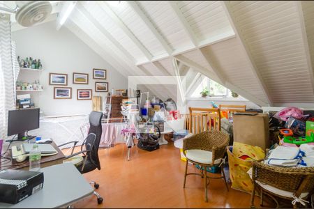 Casa à venda com 232m², 3 quartos e 3 vagasSótão