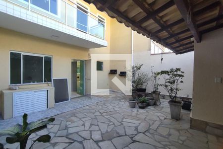 Casa de condomínio à venda com 230m², 3 quartos e 2 vagasArea Externa