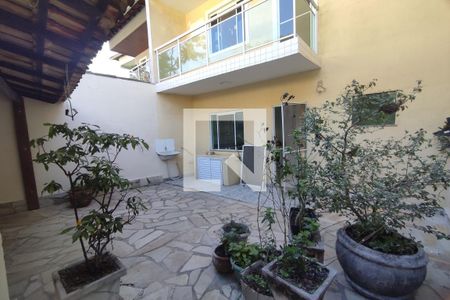 Casa de condomínio à venda com 230m², 3 quartos e 2 vagasArea Externa