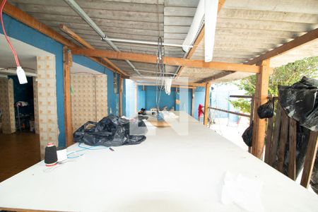 Casa à venda com 320m², 2 quartos e 2 vagas Casa à venda com 320m², 2 quartos e 2 vagasQuintal