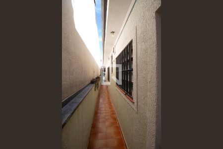 Casa à venda com 110m², 2 quartos e 2 vagas Casa à venda com 110m², 2 quartos e 2 vagasCorredor lateral