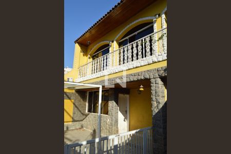 Casa à venda com 160m², 3 quartos e 3 vagas Casa à venda com 160m², 3 quartos e 3 vagasFachada