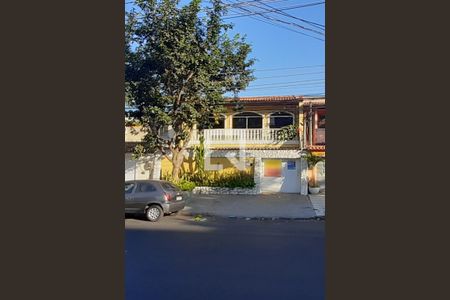 Casa à venda com 160m², 3 quartos e 3 vagas Casa à venda com 160m², 3 quartos e 3 vagasFachada