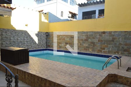 Casa à venda com 160m², 3 quartos e 3 vagas Casa à venda com 160m², 3 quartos e 3 vagasPiscina