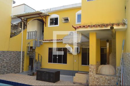 Casa à venda com 160m², 3 quartos e 3 vagas Casa à venda com 160m², 3 quartos e 3 vagasFachada