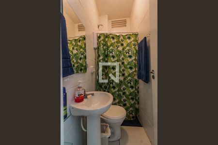 Banheiro de kitnet/studio para alugar com 1 quarto, 39m² em Centro, Florianópolis