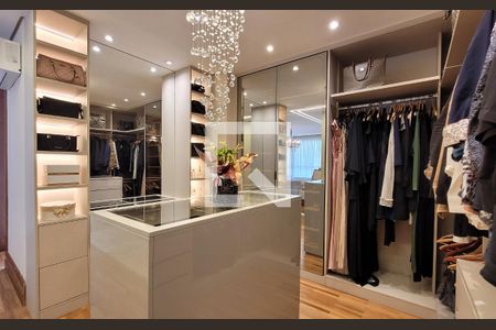 Apartamento à venda com 385m², 4 quartos e 4 vagas Apartamento à venda com 385m², 4 quartos e 4 vagasCloset