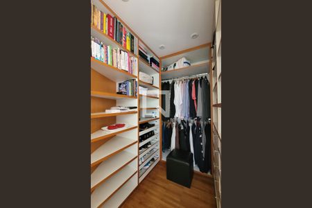 Apartamento à venda com 385m², 4 quartos e 4 vagas Apartamento à venda com 385m², 4 quartos e 4 vagasCloset