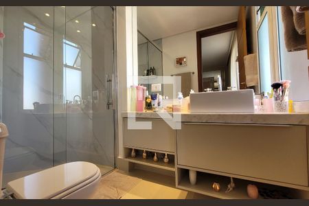 Apartamento à venda com 385m², 4 quartos e 4 vagas Apartamento à venda com 385m², 4 quartos e 4 vagasBanheiro da suíte